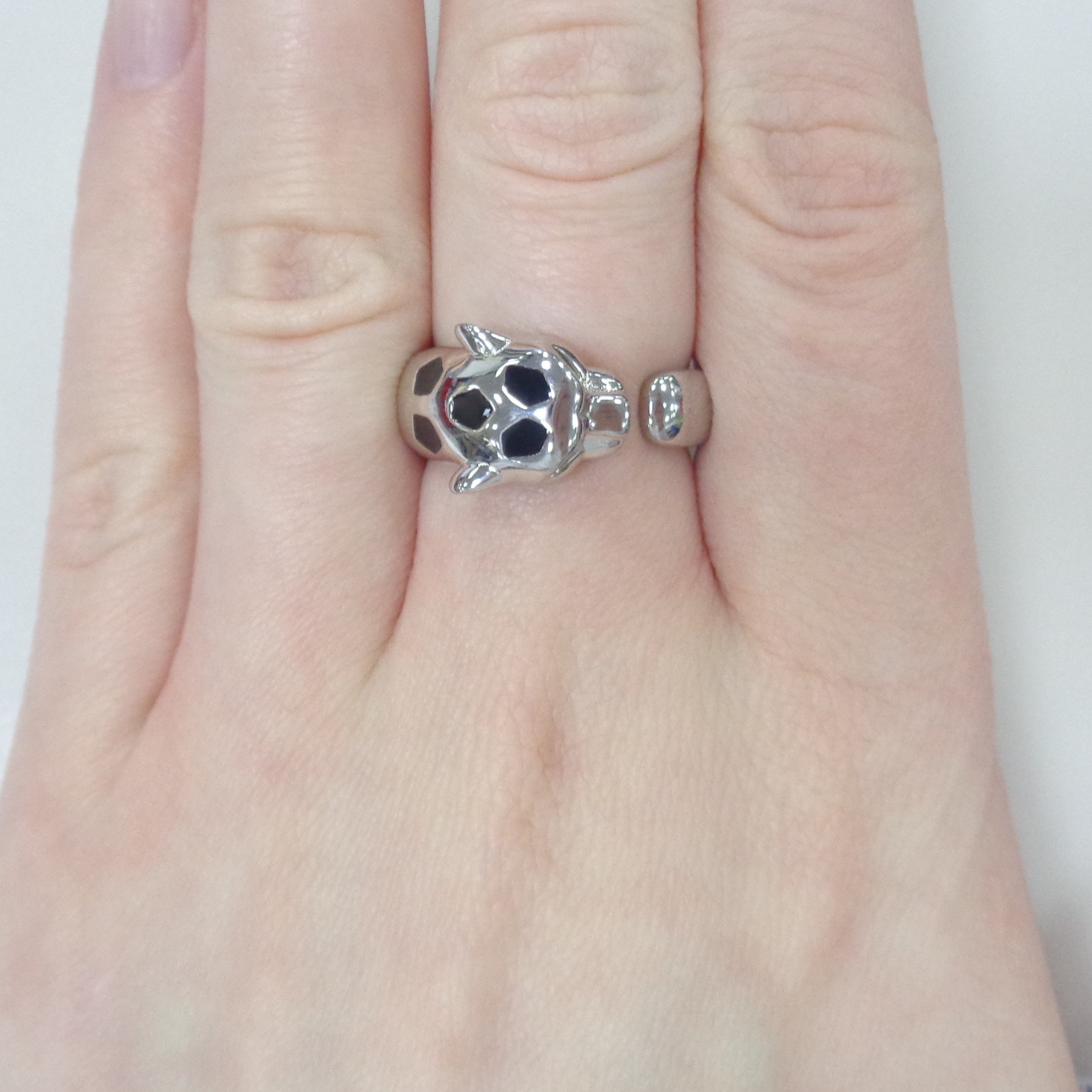 Серебряное незамкнутое кольцо с кубическим цирконием "Пантера"